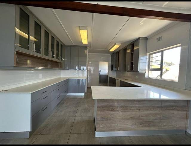4 BEDROOM HOUSE FOR SALE IN OSLO BEACH
